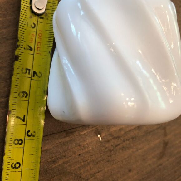 VINTAGE FENTON WAVE CREST WHITE MILK GLASS SALT AND PEPPER SHAKERS 2.25" TALL - Picture 4 of 4